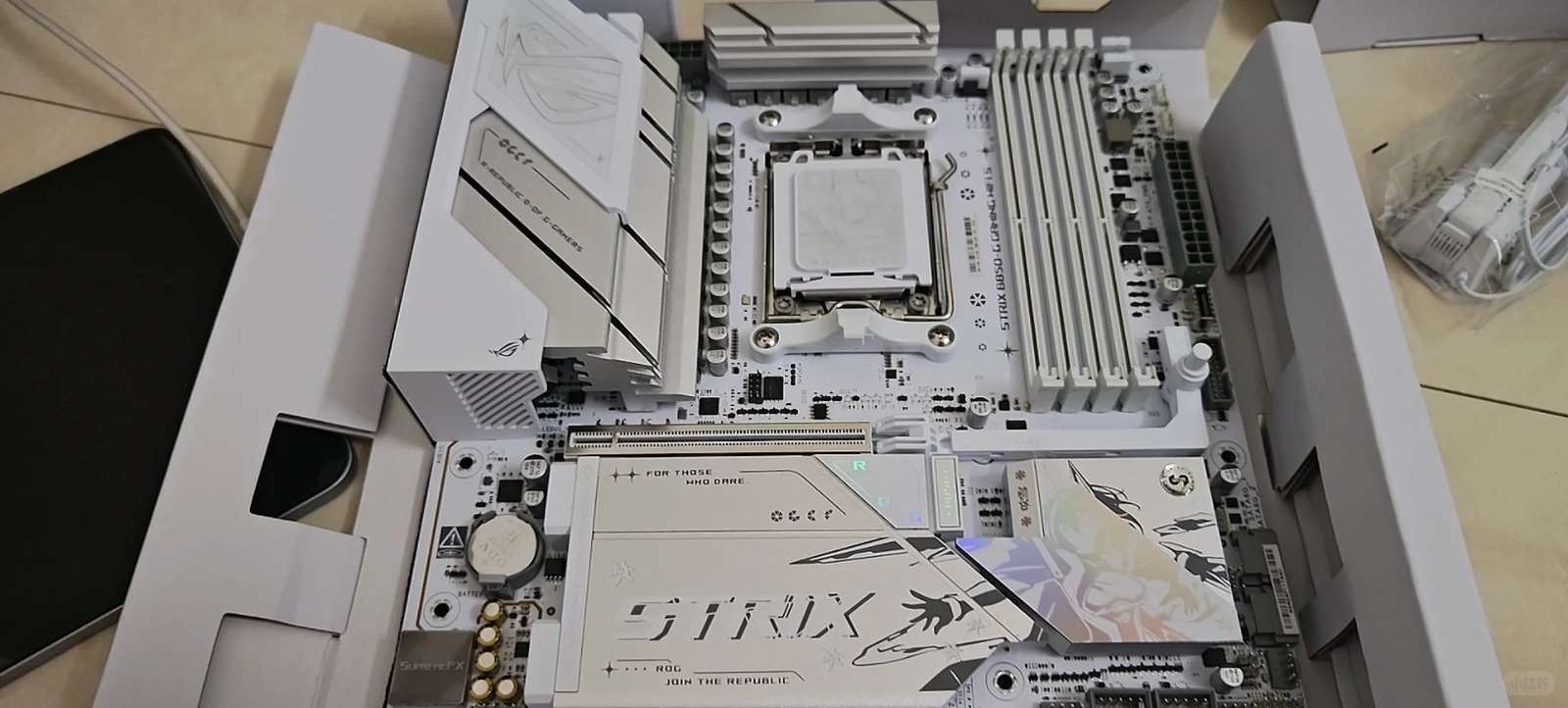 ASUS B850 Little Snow Motherboard for Compact Gaming Builds