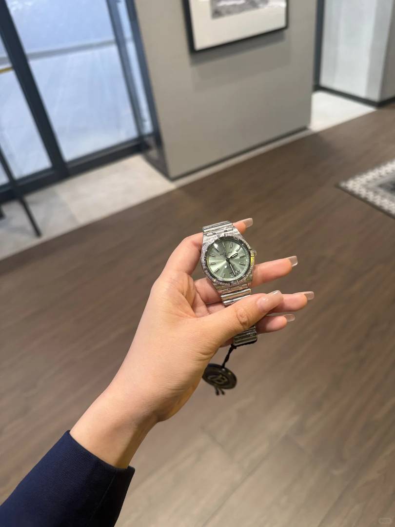 Breitling Girls Exclusive: Are Women's Luxury Watches Truly Irresistible?