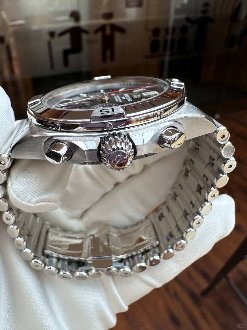 Breitling Mechanical Chronograph: Precision Timepiece with Longevity