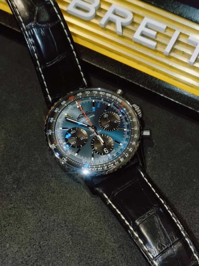 Navitimer Breitling com mostrador azul: o relógio icônico para entusiastas da aviação