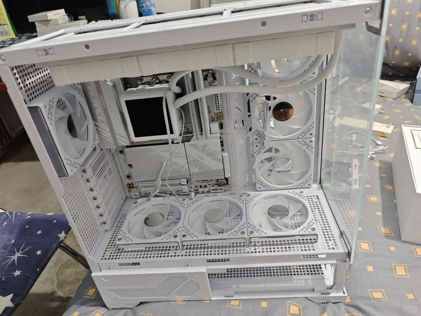 Perfect RGB Synchronization with Messy Cable Management Behind
