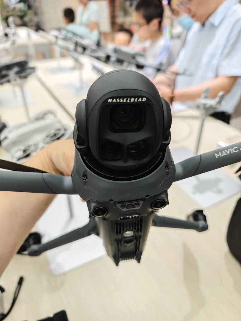 Real Device Review: Not as Ugly as They Say, with Substantial Weight and Build Quality