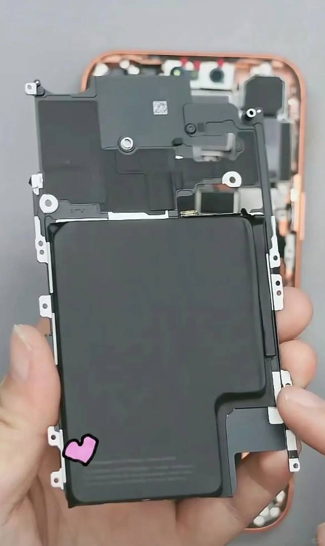 iPhone 17 Pro Max Teardown Diagram: Why White Remains the Most Timeless Color